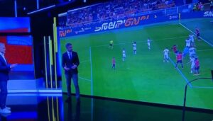 Calcio: Negli studi di Sky Sport infortunio per Costacurta